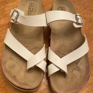 Mudd white vegan leather slip on sandals nice 9/10